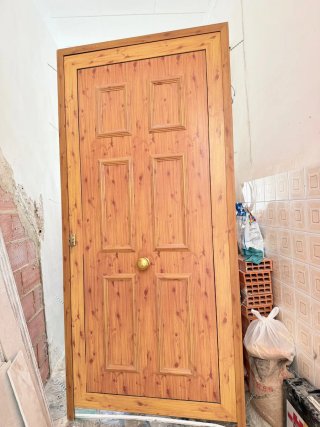 Puerta de madera con marco