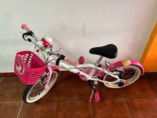 Bicicleta infantil rosa y blanca