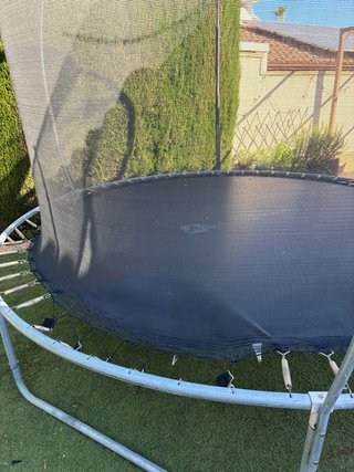 Cama elástica jardín grande - necesita reparación