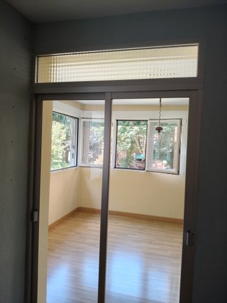 Puerta corredera acristalada