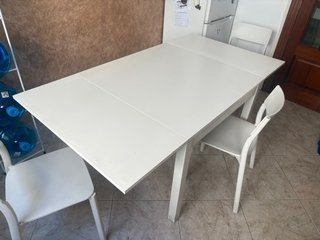 Mesa extensible blanca con 3 sillas