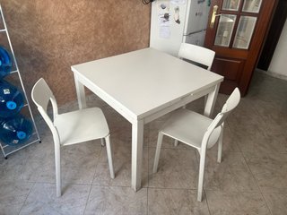 Mesa extensible blanca con 3 sillas