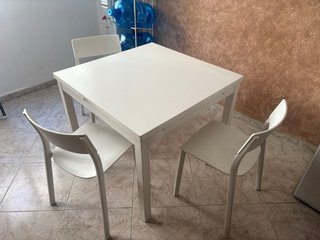 Mesa extensible blanca con 3 sillas