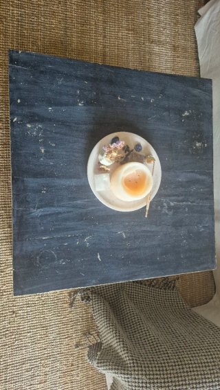 Mesa de centro de diseño y madera oscura.