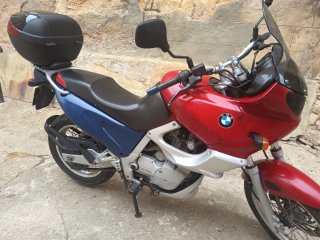 BMW F650ST roja y azul