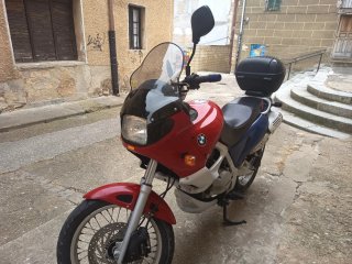 BMW F650ST roja y azul