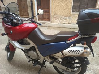 BMW F650ST roja y azul