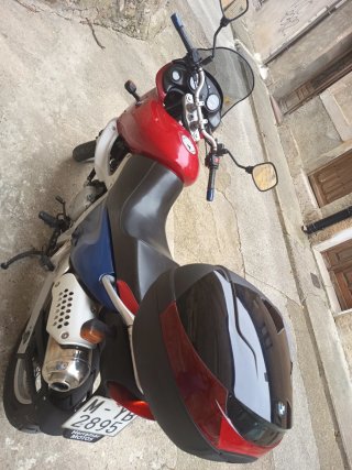 BMW F650ST roja y azul