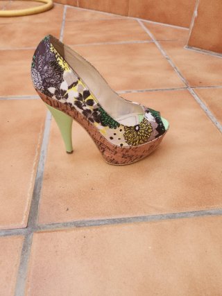 Zapatos de tacón peep toe florales