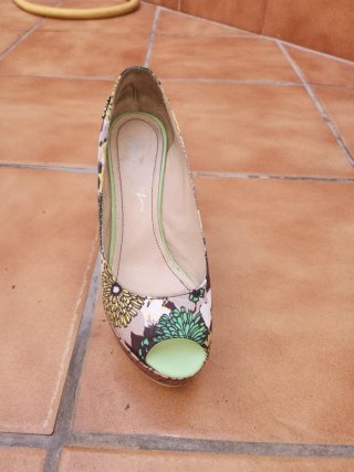 Zapatos de tacón peep toe florales