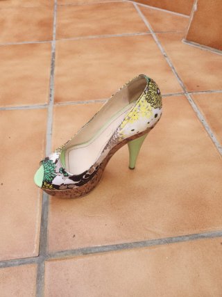 Zapatos de tacón peep toe florales