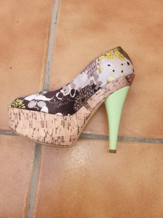 Zapatos de tacón peep toe florales