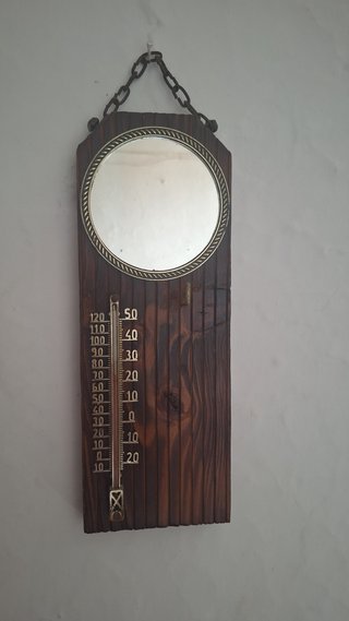 Termómetro antiguo de madera con espejo