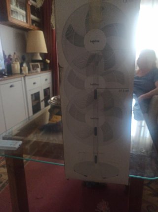Ventilador de pie blanco
