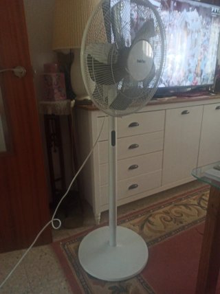 Ventilador de pie blanco