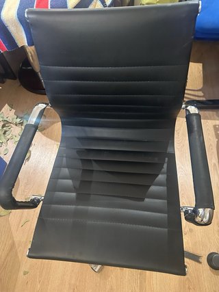 Silla de oficina negra regulable comoda