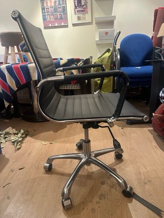 Silla de oficina negra regulable comoda