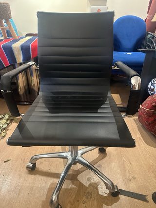 Silla de oficina negra regulable comoda