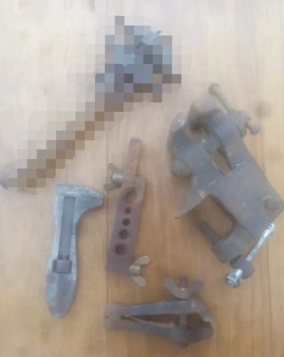 Herramientas antiguas: Llave inglesa y tornillos