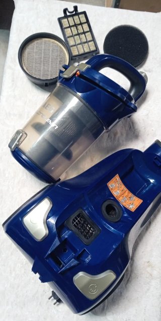 Aspiradora sin bolsa AEG azul