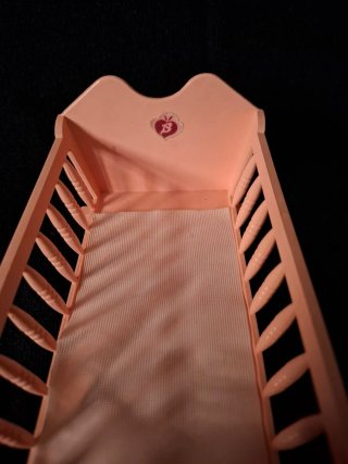Cuna de juguete con muñeco bebé almohada y colcha
