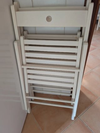 Tavolo a ribalta con cassetti e sedie