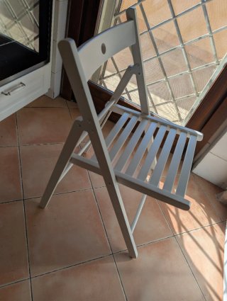 Tavolo a ribalta con cassetti e sedie
