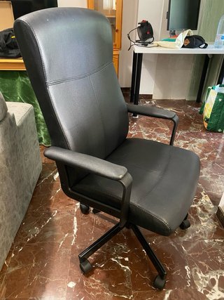 Silla de escritorio negra con ruedas