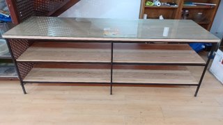 Mostrador de hierro con cristal