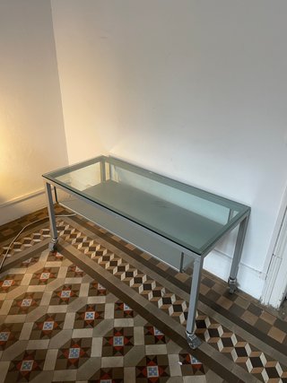 Mesa de metal y cristal con ruedas