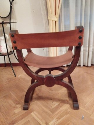 Silla de madera estilo curul