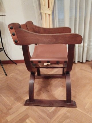 Silla de madera estilo curul