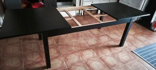 Mesa de comedor de madera oscura