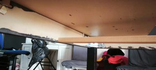 Mesa de comedor de madera oscura