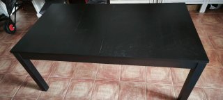 Mesa de comedor de madera oscura