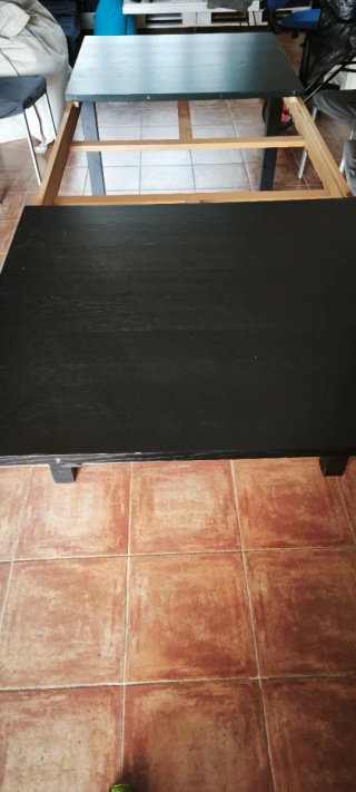 Mesa de comedor de madera oscura