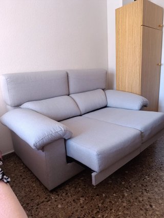 Sofá gris/azulado de tela 2 plazas