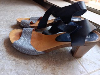 Sandalias tacón negras y plateadas T.37