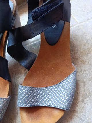 Sandalias tacón negras y plateadas T.37