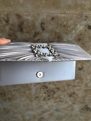 Bolso de fiesta gris con pedrería