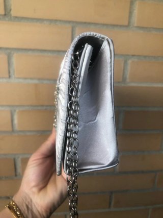 Bolso de fiesta gris con pedrería