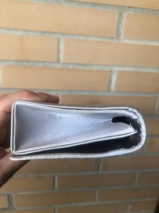 Bolso de fiesta gris con pedrería