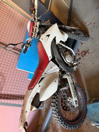 Moto Enduro 125cc Blanca y Roja