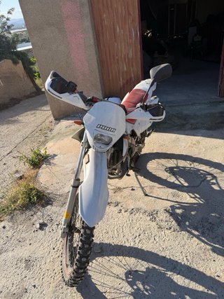 Moto Enduro 125cc Blanca y Roja