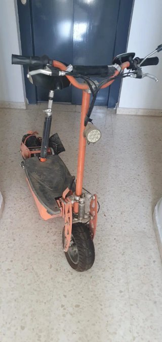 Patinete con asiento tiene el motor quemado