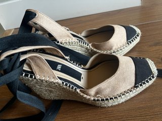 Alpargatas Zara Beige y Negro cuña 10 cm
