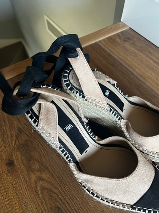 Alpargatas Zara Beige y Negro cuña 10 cm