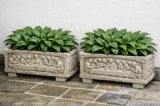 Macetas de piedra rectangulares con relieve