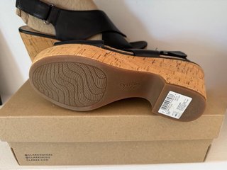 Sandalias Clarks Negras Cuña