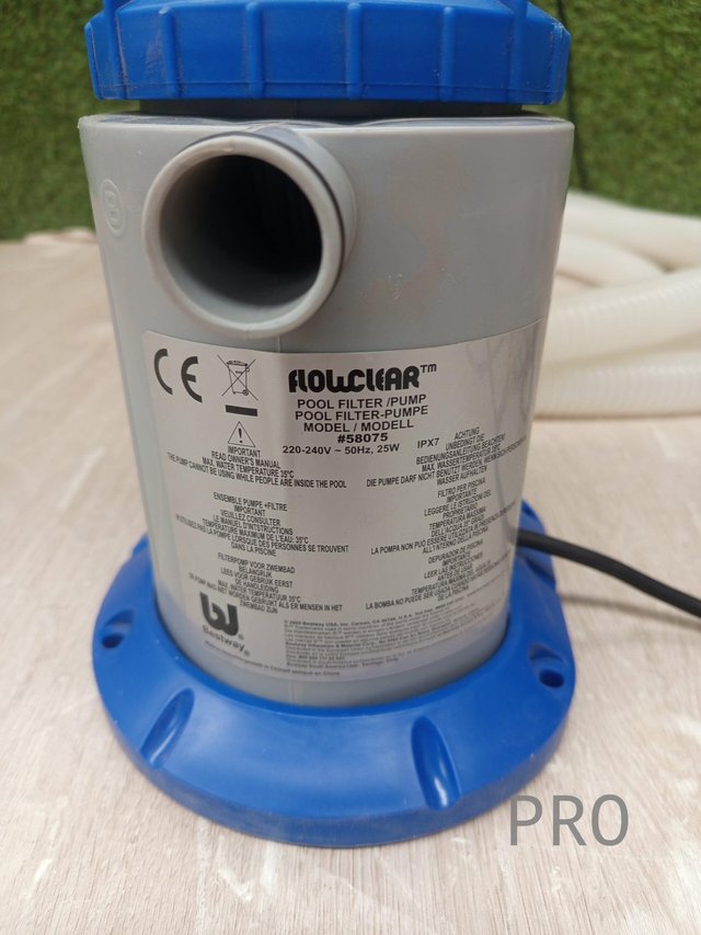 Bomba de filtro para piscina Bestway Flowclear modelo 58075.